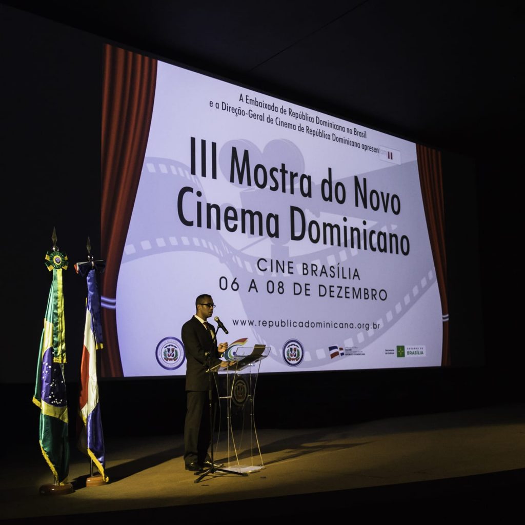 Carlos Brant Jr apresentando a Mostra de Cinema Dominicano
